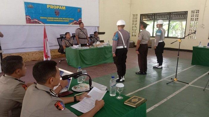 Bripka-SR-dan-Bripka-M-menjalani-sidang-kode-etik-oleh-Propam-Polda-NTT.jpg