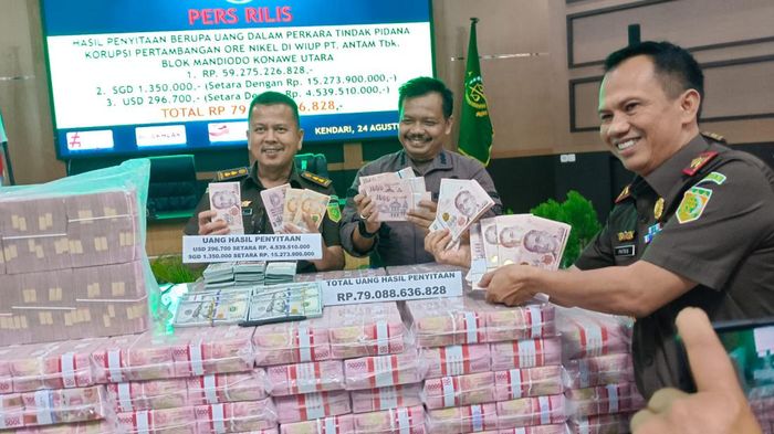 penampakan-uang-rp-79-miliar-yang-disita-terkait-kasus-korupsi-tambang-nikel-foto-dok-istimewa-kejati-sultra-1_169.jpeg